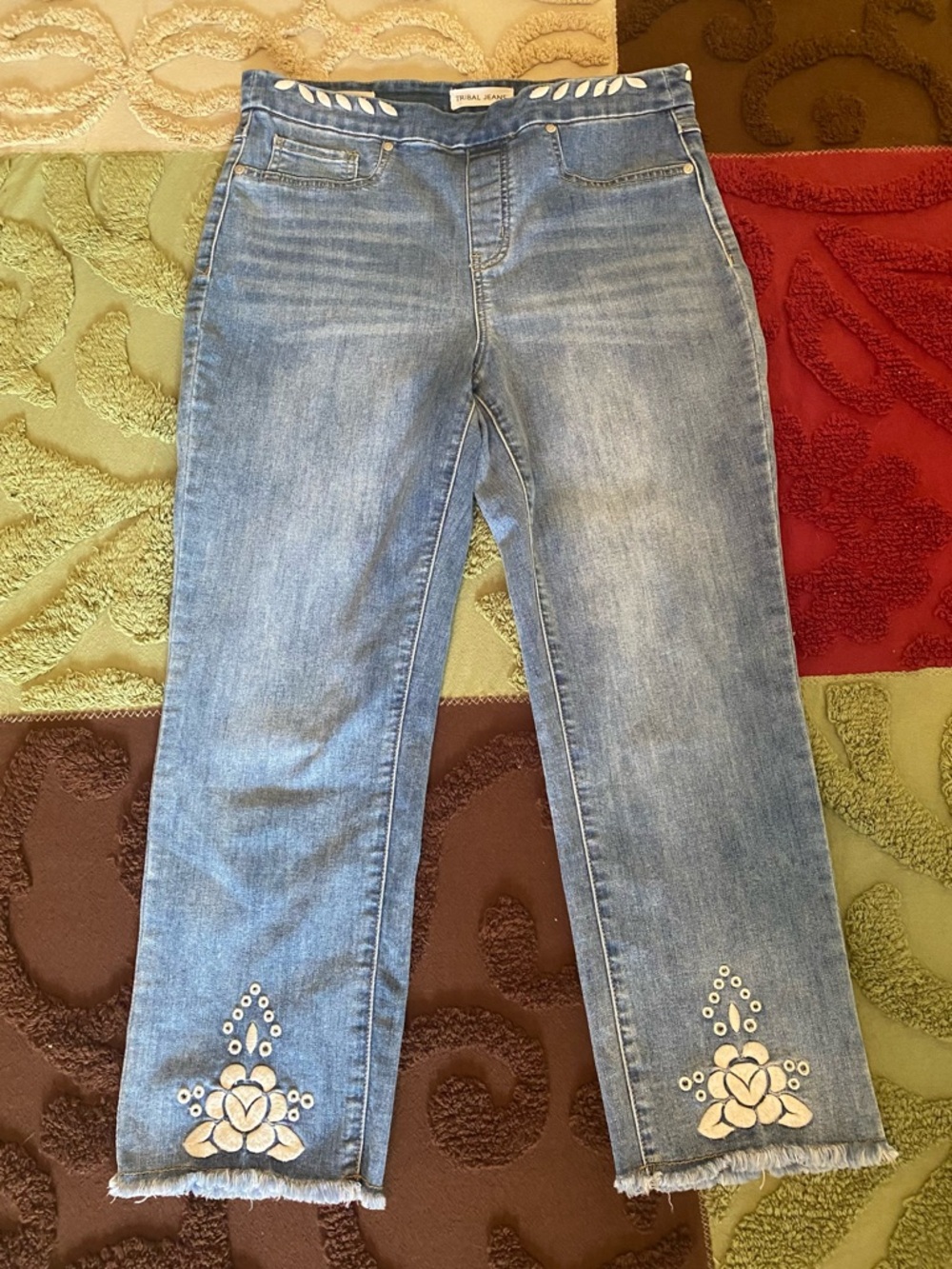 TRIBAL JEANS Audrey Mid-Rise Straight Capri Light Blue Embroidered